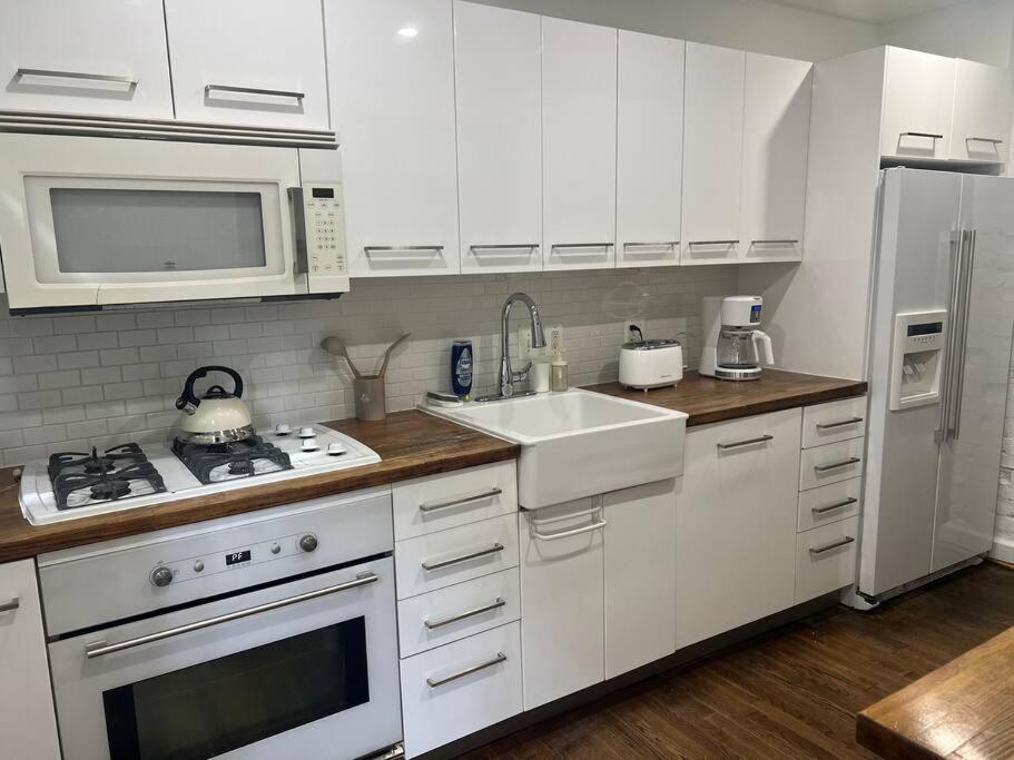3-Bedroom House With Cute Patio Explore Dc On Foot Washington Eksteriør bilde
