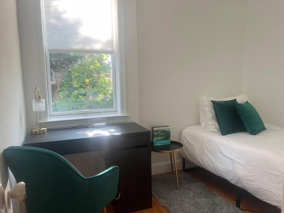 3-Bedroom House With Cute Patio Explore Dc On Foot Washington Eksteriør bilde